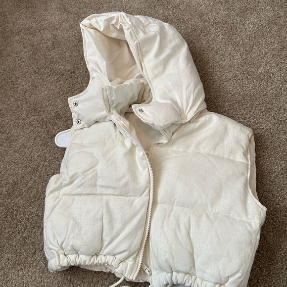 BDG Cream Puffer Vest - Picture 6 of 6